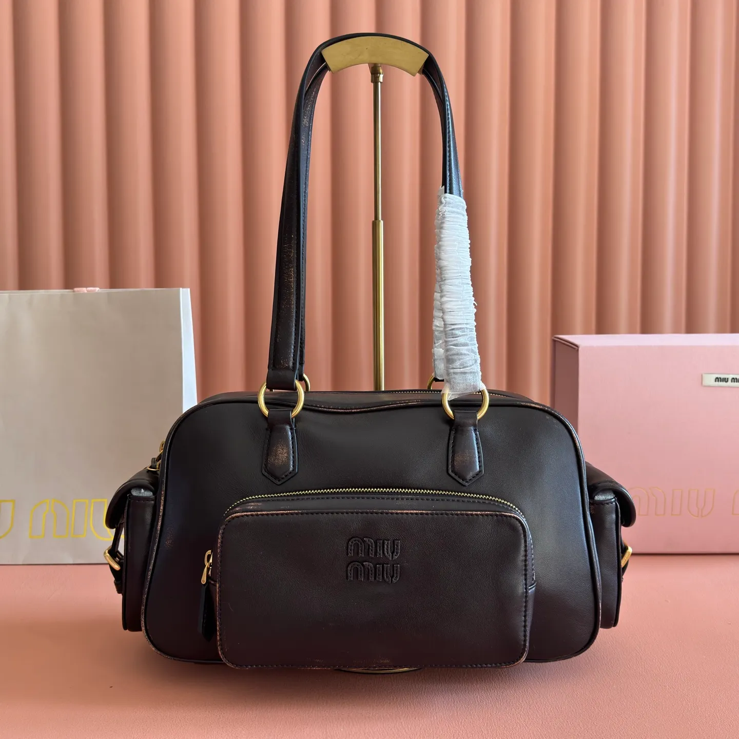 p2200💋💋💋【Full set of counter packaging】5BB179, Miu's new special style second-hand motorcycle bag, made with ultra-heavy craftsmanship, exquisite and soft distressed rubbed lambskin, showing a versatile retro style, multi-pocket elements and exquisite hardware accessories highlight texture and practicality, continuing Miu is eclectic, bold and innovative, with a lazy yet natural and free style. It has a distinctive personality and can handle various styles. It is an excellent choice for work, commuting and traveling. The capacity is quite light. Size: 32X19 X14 cm