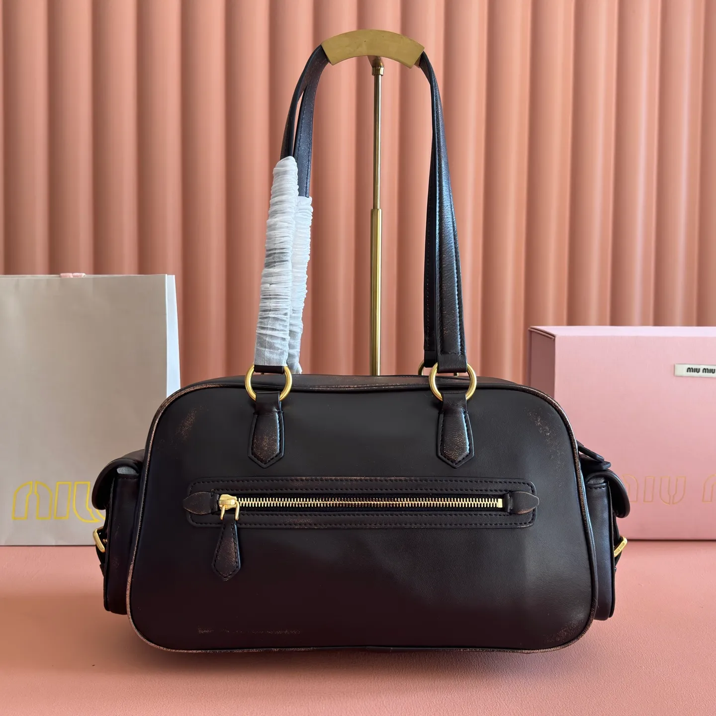 p2200💋💋💋【Full set of counter packaging】5BB179, Miu's new special style second-hand motorcycle bag, made with ultra-heavy craftsmanship, exquisite and soft distressed rubbed lambskin, showing a versatile retro style, multi-pocket elements and exquisite hardware accessories highlight texture and practicality, continuing Miu is eclectic, bold and innovative, with a lazy yet natural and free style. It has a distinctive personality and can handle various styles. It is an excellent choice for work, commuting and traveling. The capacity is quite light. Size: 32X19 X14 cm