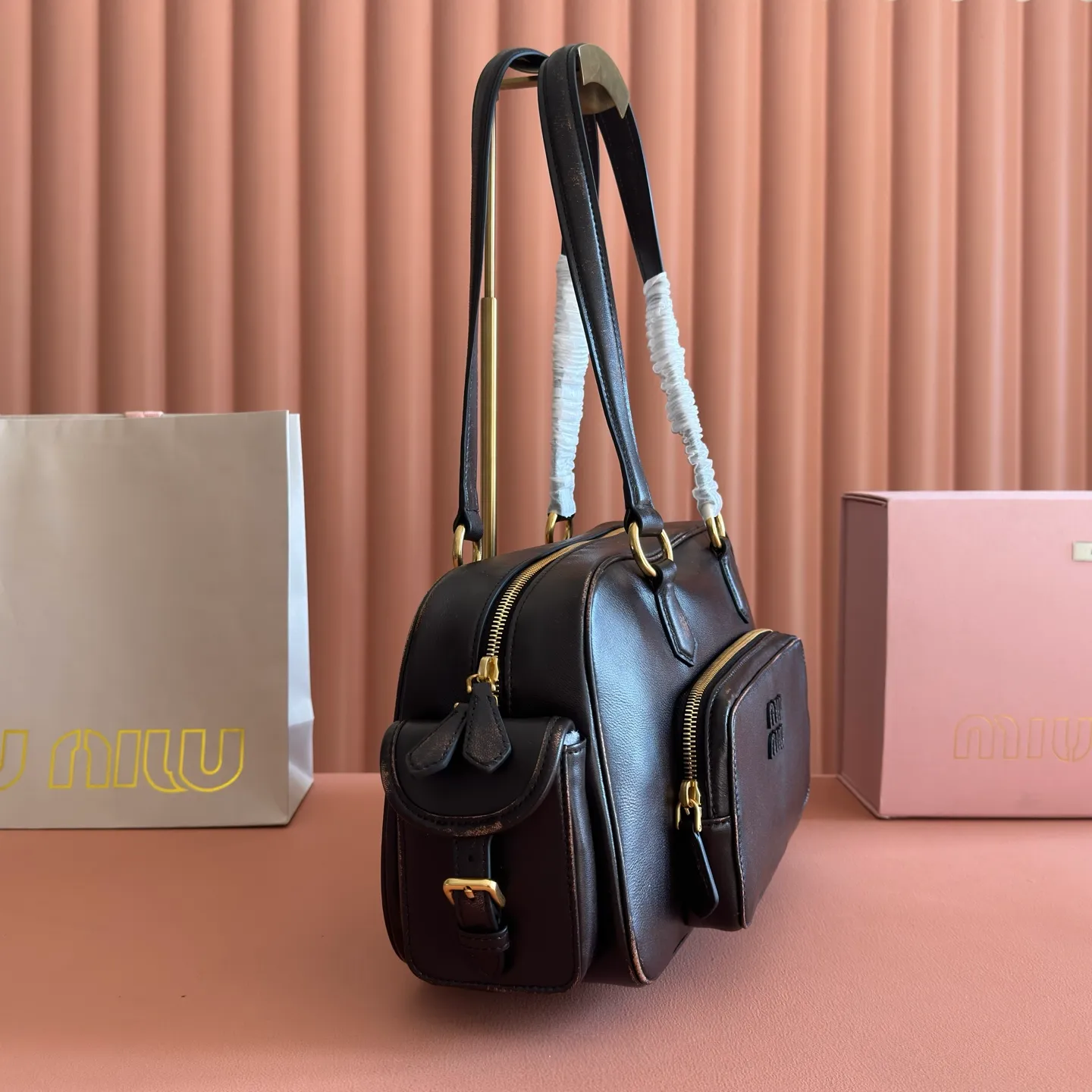 p2200💋💋💋【Full set of counter packaging】5BB179, Miu's new special style second-hand motorcycle bag, made with ultra-heavy craftsmanship, exquisite and soft distressed rubbed lambskin, showing a versatile retro style, multi-pocket elements and exquisite hardware accessories highlight texture and practicality, continuing Miu is eclectic, bold and innovative, with a lazy yet natural and free style. It has a distinctive personality and can handle various styles. It is an excellent choice for work, commuting and traveling. The capacity is quite light. Size: 32X19 X14 cm