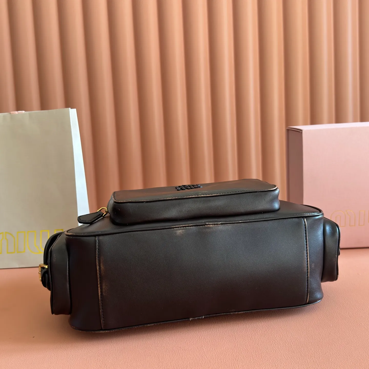 p2200💋💋💋【Full set of counter packaging】5BB179, Miu's new special style second-hand motorcycle bag, made with ultra-heavy craftsmanship, exquisite and soft distressed rubbed lambskin, showing a versatile retro style, multi-pocket elements and exquisite hardware accessories highlight texture and practicality, continuing Miu is eclectic, bold and innovative, with a lazy yet natural and free style. It has a distinctive personality and can handle various styles. It is an excellent choice for work, commuting and traveling. The capacity is quite light. Size: 32X19 X14 cm
