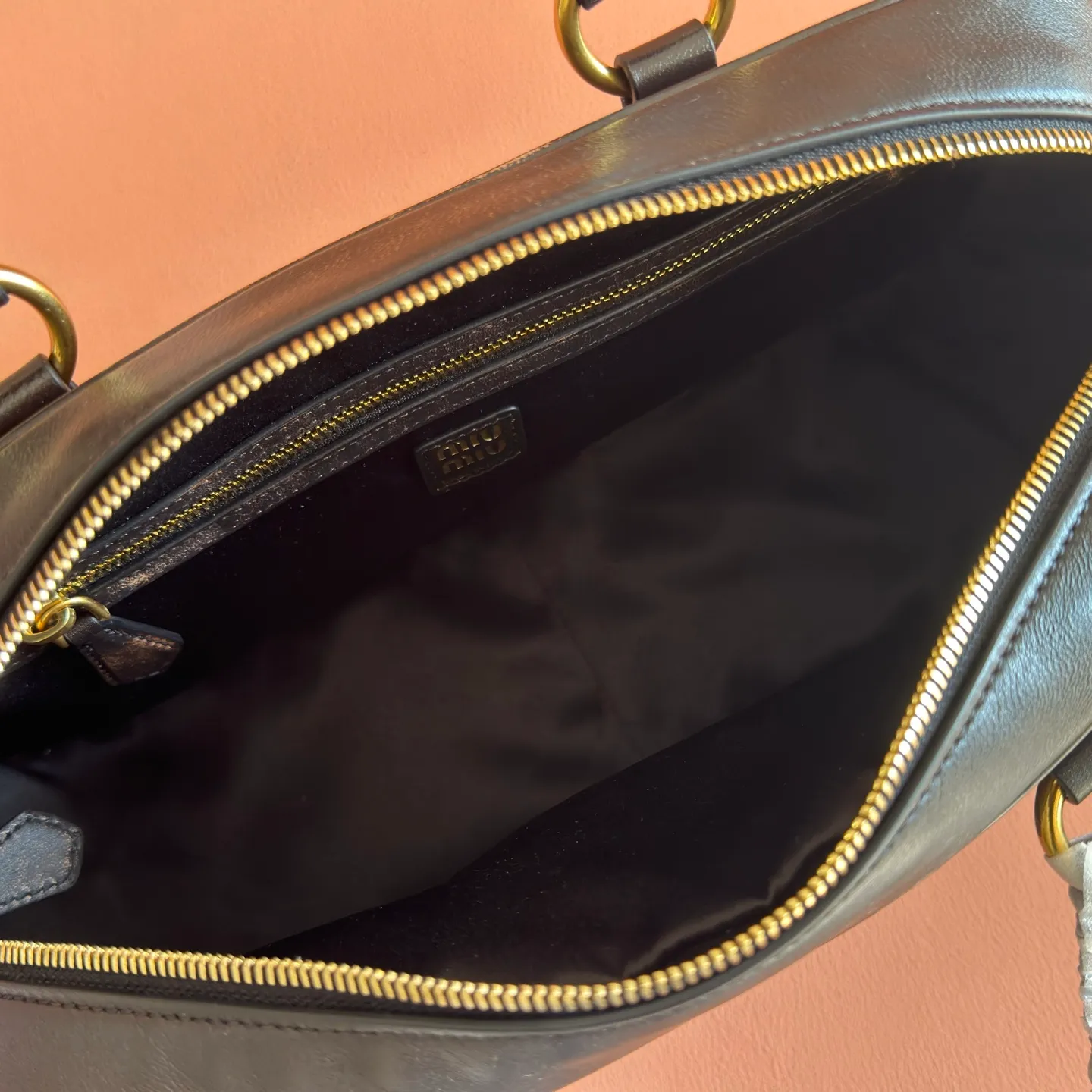 p2200💋💋💋【Full set of counter packaging】5BB179, Miu's new special style second-hand motorcycle bag, made with ultra-heavy craftsmanship, exquisite and soft distressed rubbed lambskin, showing a versatile retro style, multi-pocket elements and exquisite hardware accessories highlight texture and practicality, continuing Miu is eclectic, bold and innovative, with a lazy yet natural and free style. It has a distinctive personality and can handle various styles. It is an excellent choice for work, commuting and traveling. The capacity is quite light. Size: 32X19 X14 cm