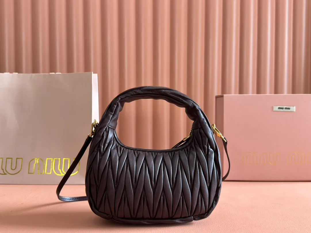 p1560💋💋💋【Premium hardware original leather】Wander Matelasse sheep leather Hobo handbag/crossbody bag ~ Wander handbag has become one of the classic accessories. This mini handbag is made of Matalasse sheep leather, using exquisite craftsmanship to create a three-dimensional effect, showing exquisite elegance. Presenting the Hobo bag style, blending retro style and modern elegance, it has become a new synonym for modern femininity. ～Golden hardware ～Zip closure ～Metal lettering logo on the front ～Cotton satin lining Size: W23×H13×D7cm Number: _5BC125