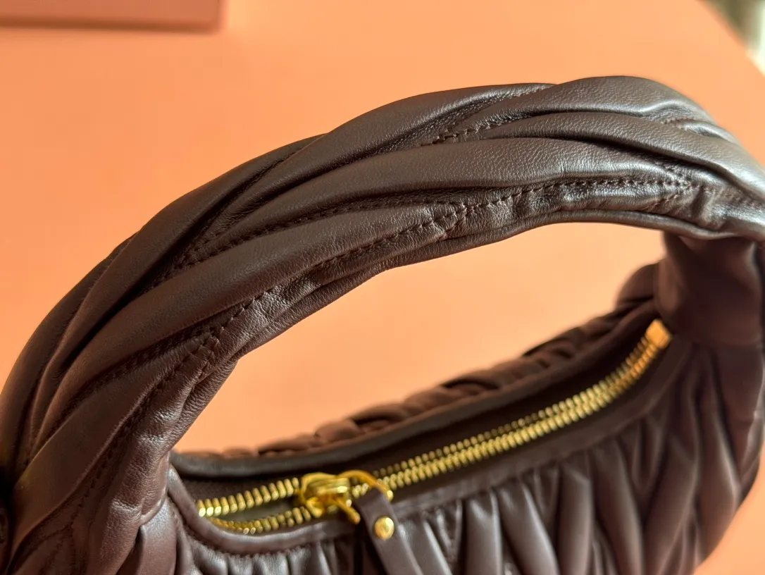p1560💋💋💋【Premium hardware original leather】Wander Matelasse sheep leather Hobo handbag/crossbody bag ~ Wander handbag has become one of the classic accessories. This mini handbag is made of Matalasse sheep leather, using exquisite craftsmanship to create a three-dimensional effect, showing exquisite elegance. Presenting the Hobo bag style, blending retro style and modern elegance, it has become a new synonym for modern femininity. ～Golden hardware ～Zip closure ～Metal lettering logo on the front ～Cotton satin lining Size: W23×H13×D7cm Number: _5BC125