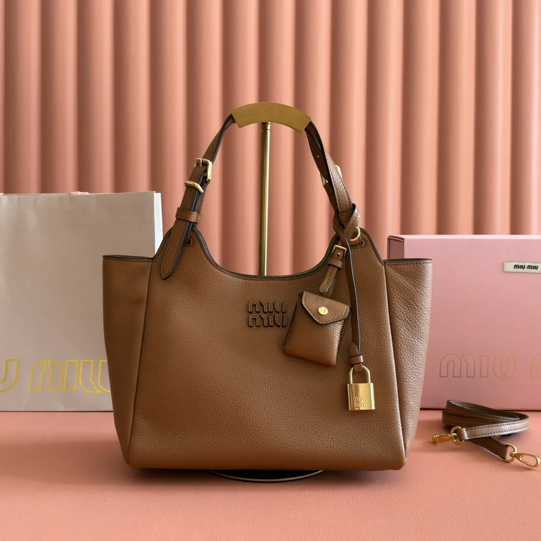 p1700💋💋💋【Full set of packaging at the counter】Miu Japanese pop-up tote bag, top-grade imported cowhide, high-end leather texture, elegant and retro, soft but not collapsed, with metal lock pendant, casual and lazy temperament, full of sweet and cool style, hand-sewn leather logo, details are online, suitable for commuting and shopping, practicality MAX Model: 5ba304 Dimensions: 25.5 X20 X13 cm