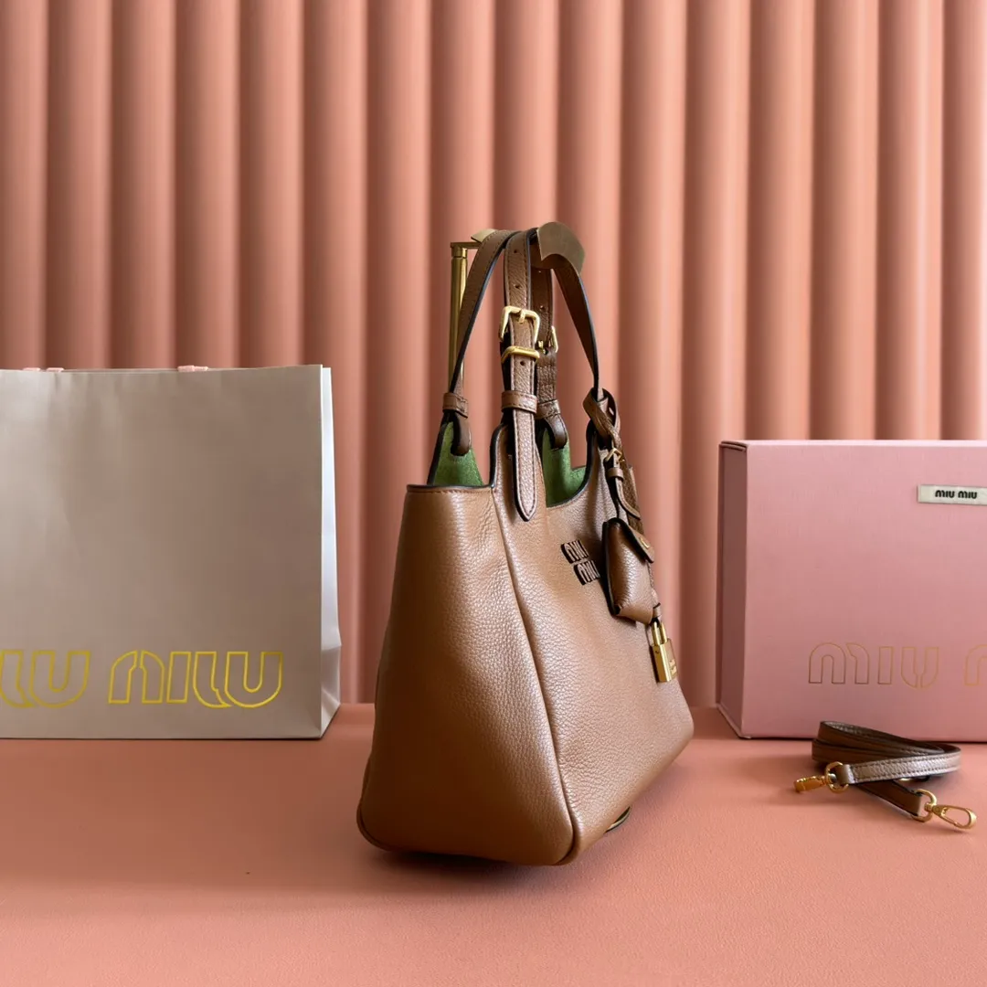 p1700💋💋💋【Full set of packaging at the counter】Miu Japanese pop-up tote bag, top-grade imported cowhide, high-end leather texture, elegant and retro, soft but not collapsed, with metal lock pendant, casual and lazy temperament, full of sweet and cool style, hand-sewn leather logo, details are online, suitable for commuting and shopping, practicality MAX Model: 5ba304 Dimensions: 25.5 X20 X13 cm