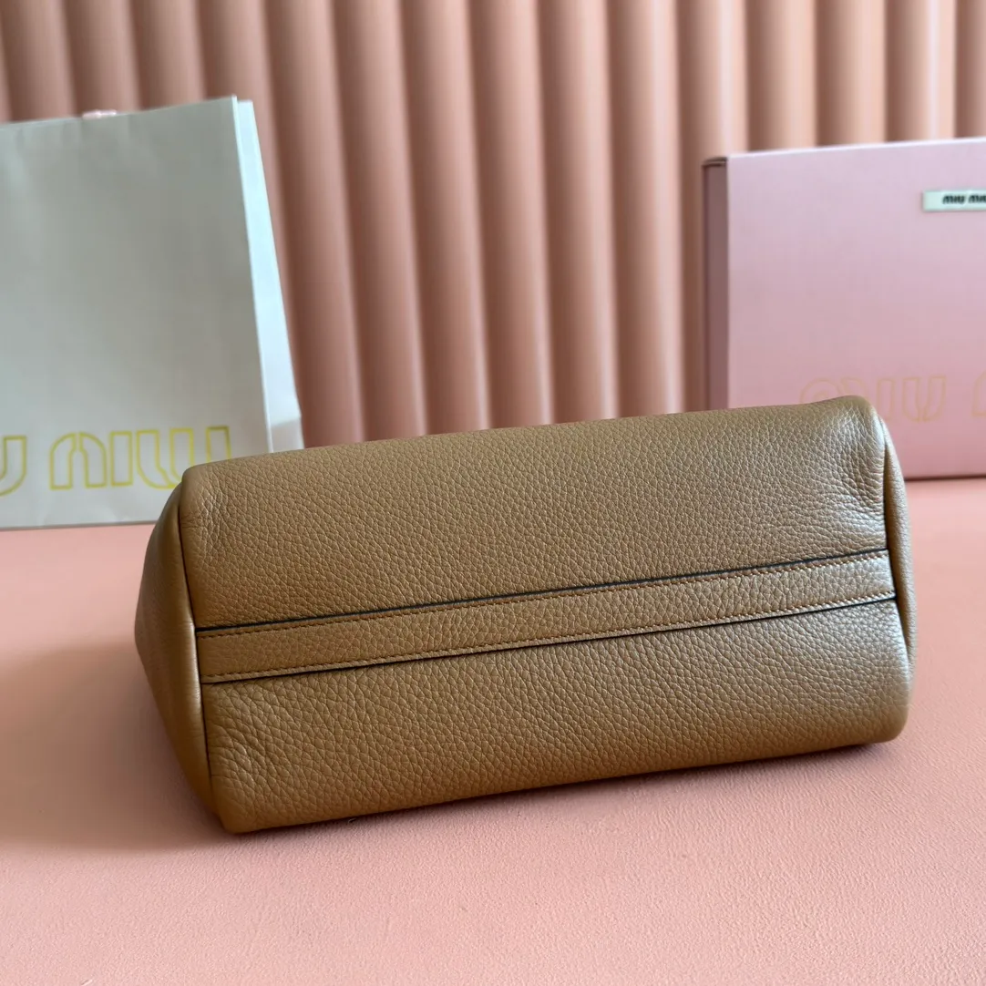 p1700💋💋💋【Full set of packaging at the counter】Miu Japanese pop-up tote bag, top-grade imported cowhide, high-end leather texture, elegant and retro, soft but not collapsed, with metal lock pendant, casual and lazy temperament, full of sweet and cool style, hand-sewn leather logo, details are online, suitable for commuting and shopping, practicality MAX Model: 5ba304 Dimensions: 25.5 X20 X13 cm