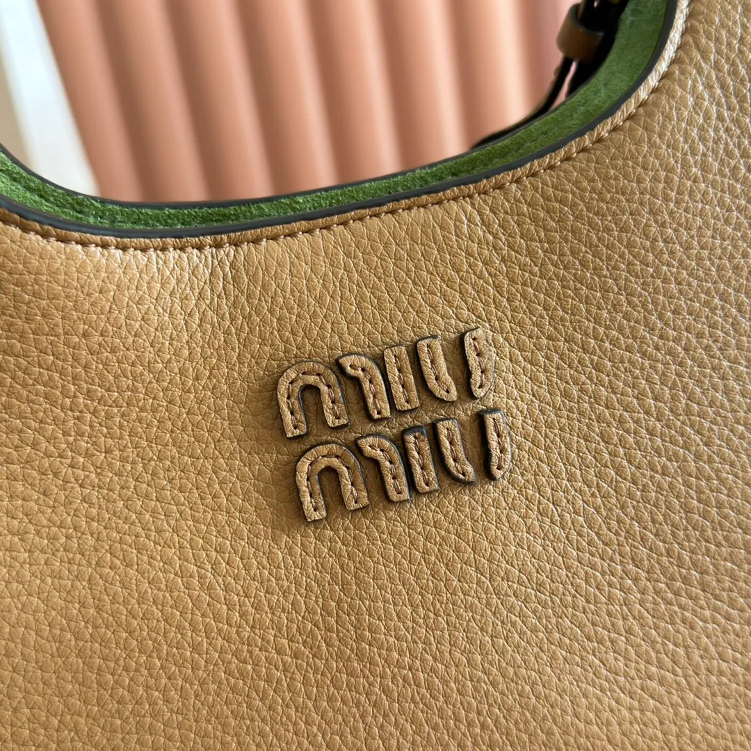 p1700💋💋💋【Full set of packaging at the counter】Miu Japanese pop-up tote bag, top-grade imported cowhide, high-end leather texture, elegant and retro, soft but not collapsed, with metal lock pendant, casual and lazy temperament, full of sweet and cool style, hand-sewn leather logo, details are online, suitable for commuting and shopping, practicality MAX Model: 5ba304 Dimensions: 25.5 X20 X13 cm