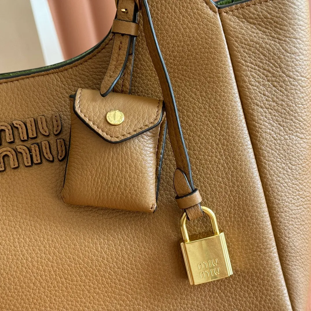 p1700💋💋💋【Full set of packaging at the counter】Miu Japanese pop-up tote bag, top-grade imported cowhide, high-end leather texture, elegant and retro, soft but not collapsed, with metal lock pendant, casual and lazy temperament, full of sweet and cool style, hand-sewn leather logo, details are online, suitable for commuting and shopping, practicality MAX Model: 5ba304 Dimensions: 25.5 X20 X13 cm
