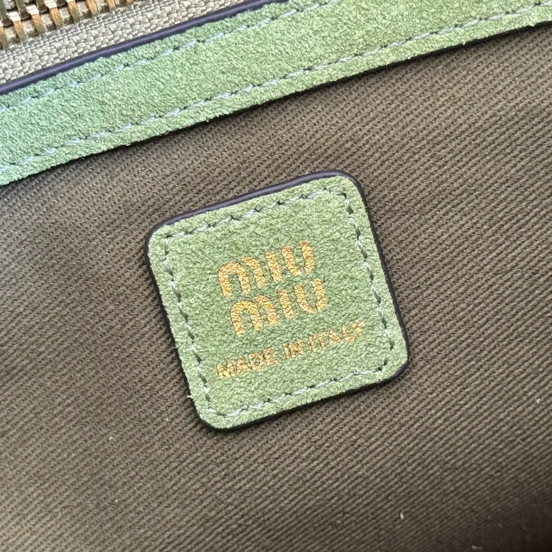 p1700💋💋💋【Full set of packaging at the counter】Miu Japanese pop-up tote bag, top-grade imported cowhide, high-end leather texture, elegant and retro, soft but not collapsed, with metal lock pendant, casual and lazy temperament, full of sweet and cool style, hand-sewn leather logo, details are online, suitable for commuting and shopping, practicality MAX Model: 5ba304 Dimensions: 25.5 X20 X13 cm