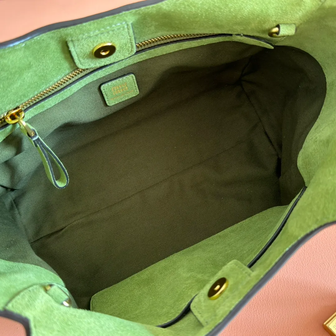 p1700💋💋💋【Full set of packaging at the counter】Miu Japanese pop-up tote bag, top-grade imported cowhide, high-end leather texture, elegant and retro, soft but not collapsed, with metal lock pendant, casual and lazy temperament, full of sweet and cool style, hand-sewn leather logo, details are online, suitable for commuting and shopping, practicality MAX Model: 5ba304 Dimensions: 25.5 X20 X13 cm