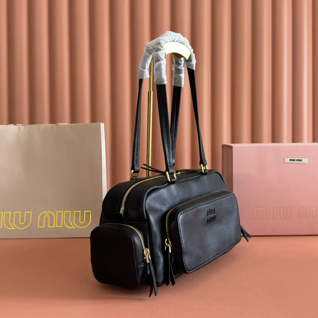 p2100💋💋💋【Full set of counter packaging】Miu new product special style second-hand motorcycle bag, made with ultra-heavy workmanship, using soft washed Nappa leather version to further sublimate, presenting a versatile retro style, multi-pocket elements and exquisite hardware accessories highlight texture and practicality, continuing Miu is eclectic, bold and innovative, with a lazy yet natural and free style. It has a distinctive personality and can handle various styles. It is an excellent choice for work, commuting and traveling. The capacity is quite light. Model: 5bb175 Size: 32X15.5X11CM