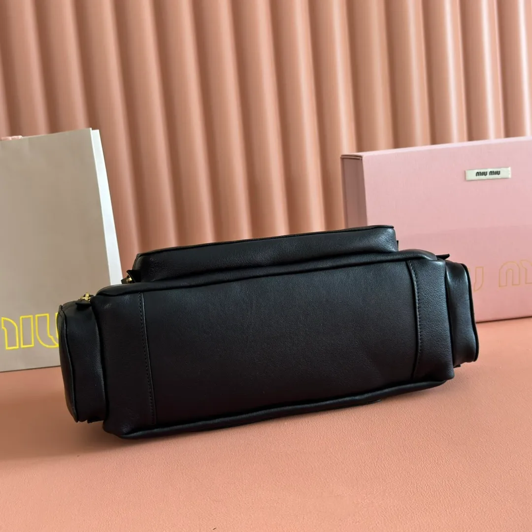 p2100💋💋💋【Full set of counter packaging】Miu new product special style second-hand motorcycle bag, made with ultra-heavy workmanship, using soft washed Nappa leather version to further sublimate, presenting a versatile retro style, multi-pocket elements and exquisite hardware accessories highlight texture and practicality, continuing Miu is eclectic, bold and innovative, with a lazy yet natural and free style. It has a distinctive personality and can handle various styles. It is an excellent choice for work, commuting and traveling. The capacity is quite light. Model: 5bb175 Size: 32X15.5X11CM
