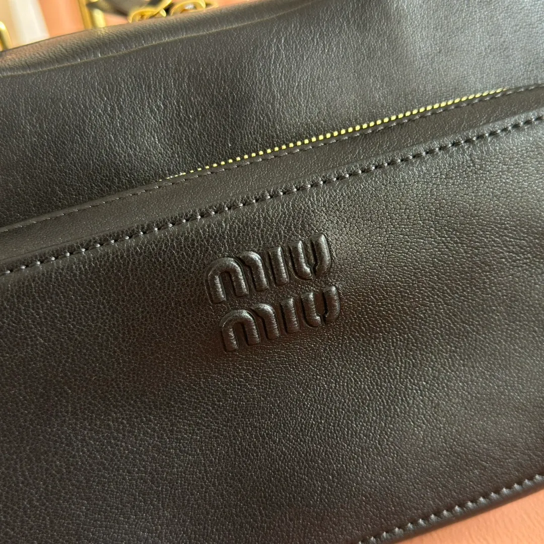 p2100💋💋💋【Full set of counter packaging】Miu new product special style second-hand motorcycle bag, made with ultra-heavy workmanship, using soft washed Nappa leather version to further sublimate, presenting a versatile retro style, multi-pocket elements and exquisite hardware accessories highlight texture and practicality, continuing Miu is eclectic, bold and innovative, with a lazy yet natural and free style. It has a distinctive personality and can handle various styles. It is an excellent choice for work, commuting and traveling. The capacity is quite light. Model: 5bb175 Size: 32X15.5X11CM