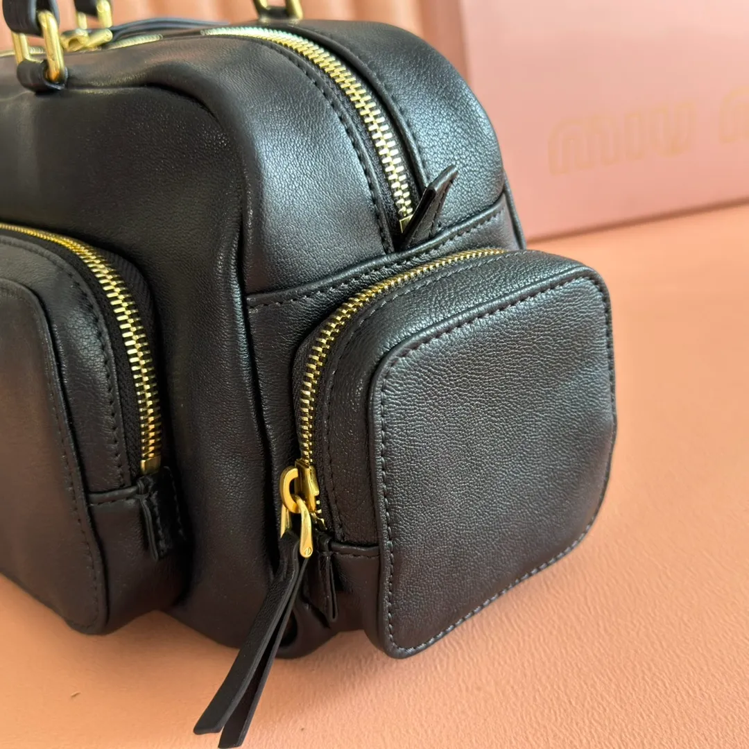 p2100💋💋💋【Full set of counter packaging】Miu new product special style second-hand motorcycle bag, made with ultra-heavy workmanship, using soft washed Nappa leather version to further sublimate, presenting a versatile retro style, multi-pocket elements and exquisite hardware accessories highlight texture and practicality, continuing Miu is eclectic, bold and innovative, with a lazy yet natural and free style. It has a distinctive personality and can handle various styles. It is an excellent choice for work, commuting and traveling. The capacity is quite light. Model: 5bb175 Size: 32X15.5X11CM