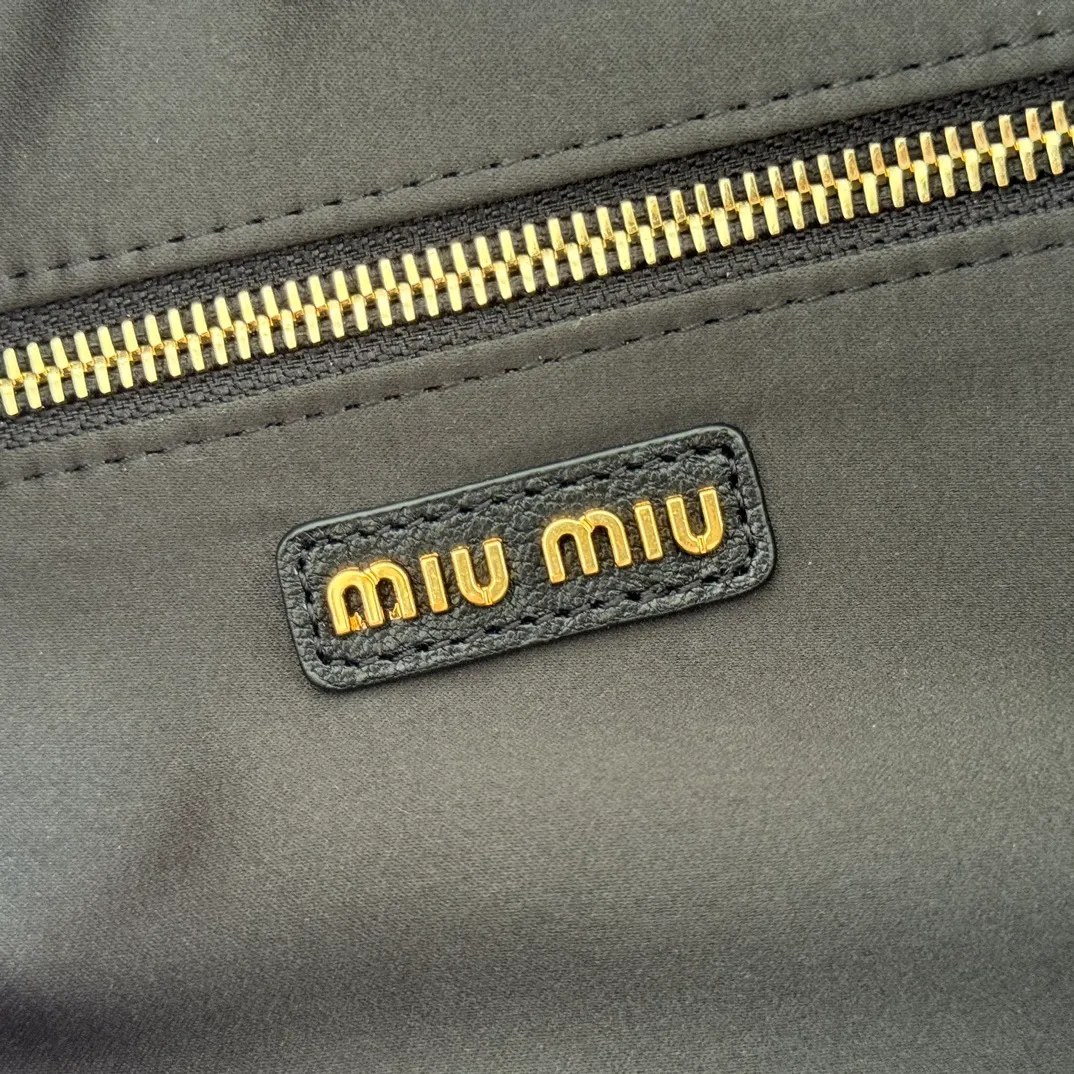 p2100💋💋💋【Full set of counter packaging】Miu new product special style second-hand motorcycle bag, made with ultra-heavy workmanship, using soft washed Nappa leather version to further sublimate, presenting a versatile retro style, multi-pocket elements and exquisite hardware accessories highlight texture and practicality, continuing Miu is eclectic, bold and innovative, with a lazy yet natural and free style. It has a distinctive personality and can handle various styles. It is an excellent choice for work, commuting and traveling. The capacity is quite light. Model: 5bb175 Size: 32X15.5X11CM