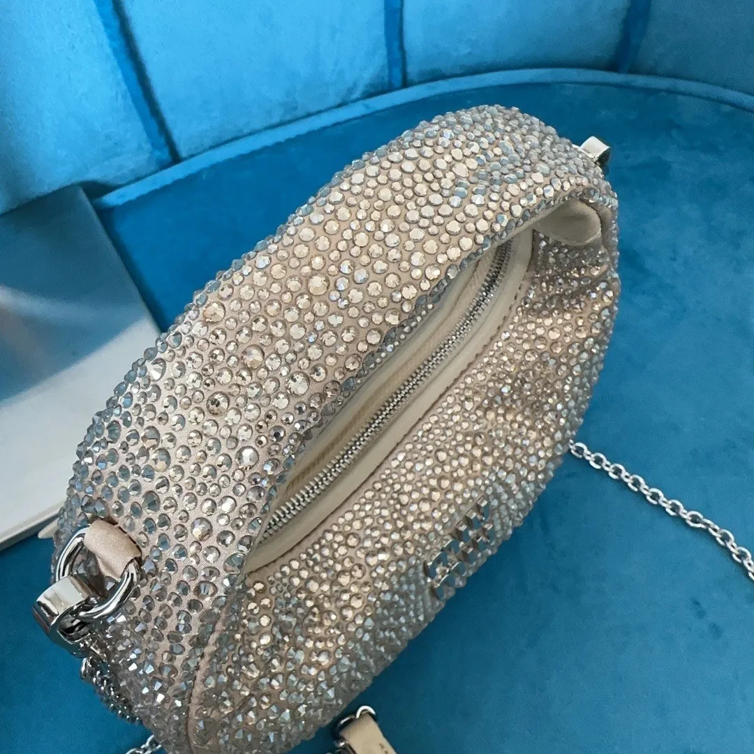 p1560💋💋💋【Full set of packages at the counter】🍒M Home🍒5B078M Home's new mini diamond bag, this handbag is covered with a geometric pattern composed of artificial crystals, with exquisite details. The classic letter logo adds a unique style and recognition. The long metal chain shoulder strap is matched with leather shoulder pads for better practicality. Steel hardware, satin lining, size: 17cm X 10 X 6cm,