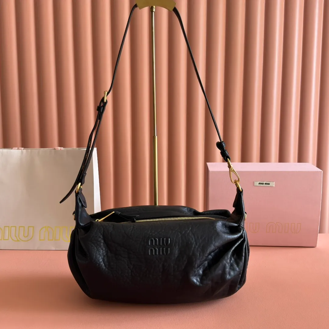 p1700💋💋💋【Full set of equipped counters】Miu 25ss 5bc191 show model hits the street. It breaks the past leather and uses bubble pattern customization. It feels super soft and waxy. It is ultra-light and almost weightless. The shoulder straps are adjustable. Large capacity. Double zippers. Multiple shapes🉑changes. The whole bag is lazy and fashionable.. Size: 40-20-15