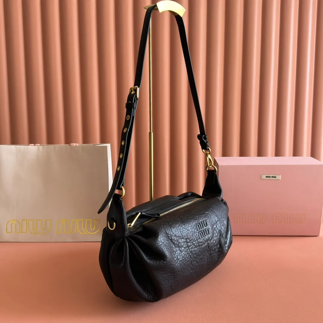 p1700💋💋💋【Full set of equipped counters】Miu 25ss 5bc191 show model hits the street. It breaks the past leather and uses bubble pattern customization. It feels super soft and waxy. It is ultra-light and almost weightless. The shoulder straps are adjustable. Large capacity. Double zippers. Multiple shapes🉑changes. The whole bag is lazy and fashionable.. Size: 40-20-15