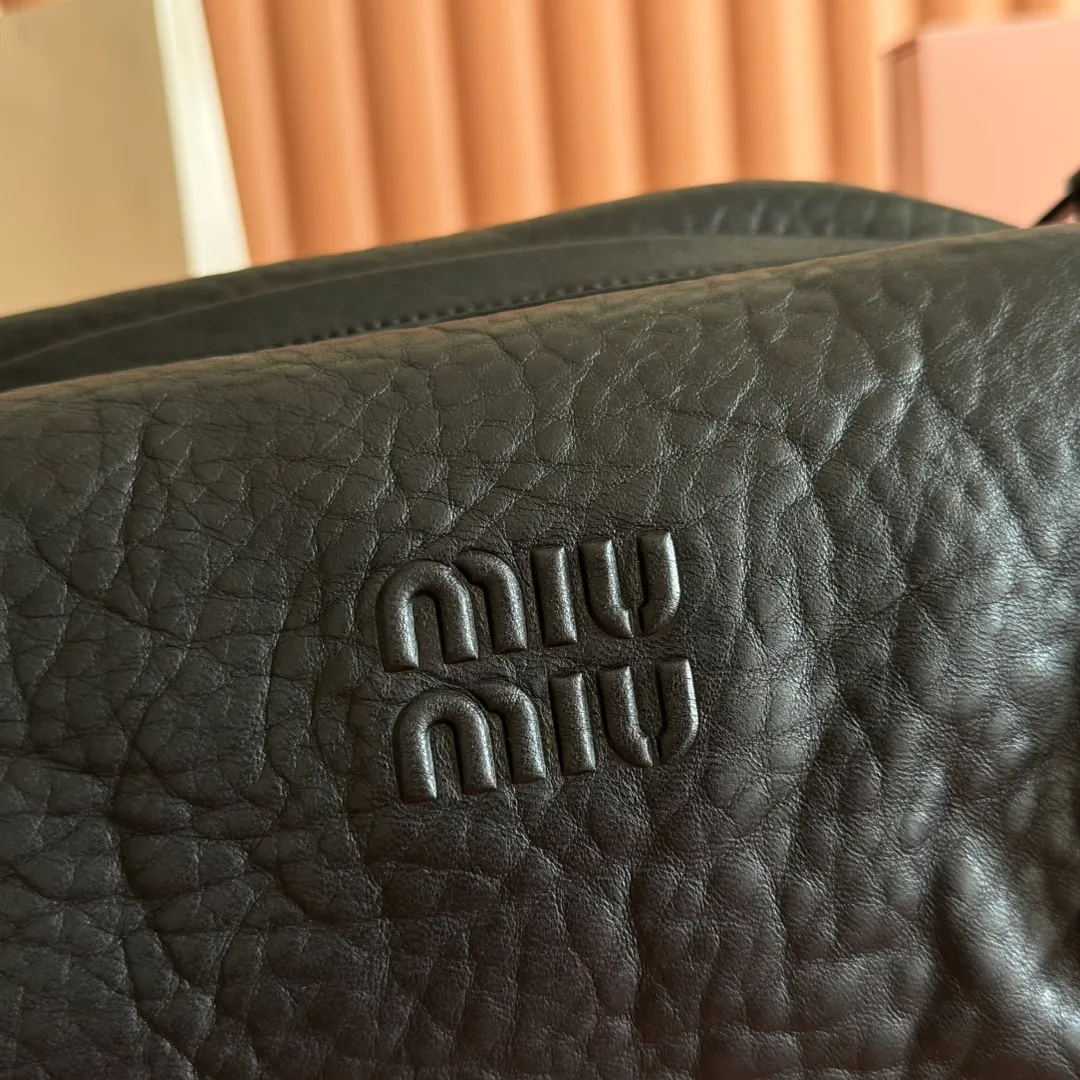p1700💋💋💋【Full set of equipped counters】Miu 25ss 5bc191 show model hits the street. It breaks the past leather and uses bubble pattern customization. It feels super soft and waxy. It is ultra-light and almost weightless. The shoulder straps are adjustable. Large capacity. Double zippers. Multiple shapes🉑changes. The whole bag is lazy and fashionable.. Size: 40-20-15