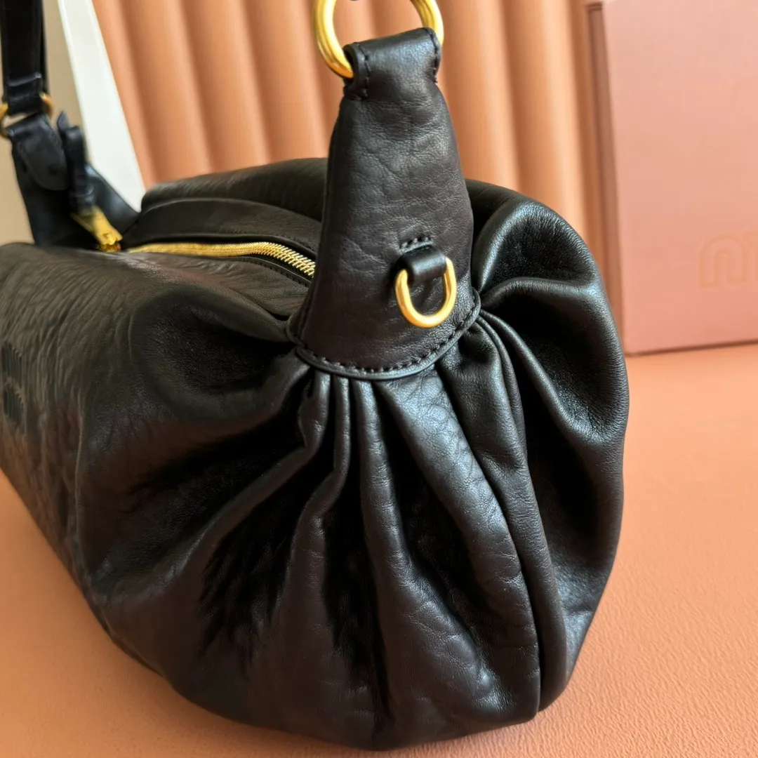 p1700💋💋💋【Full set of equipped counters】Miu 25ss 5bc191 show model hits the street. It breaks the past leather and uses bubble pattern customization. It feels super soft and waxy. It is ultra-light and almost weightless. The shoulder straps are adjustable. Large capacity. Double zippers. Multiple shapes🉑changes. The whole bag is lazy and fashionable.. Size: 40-20-15