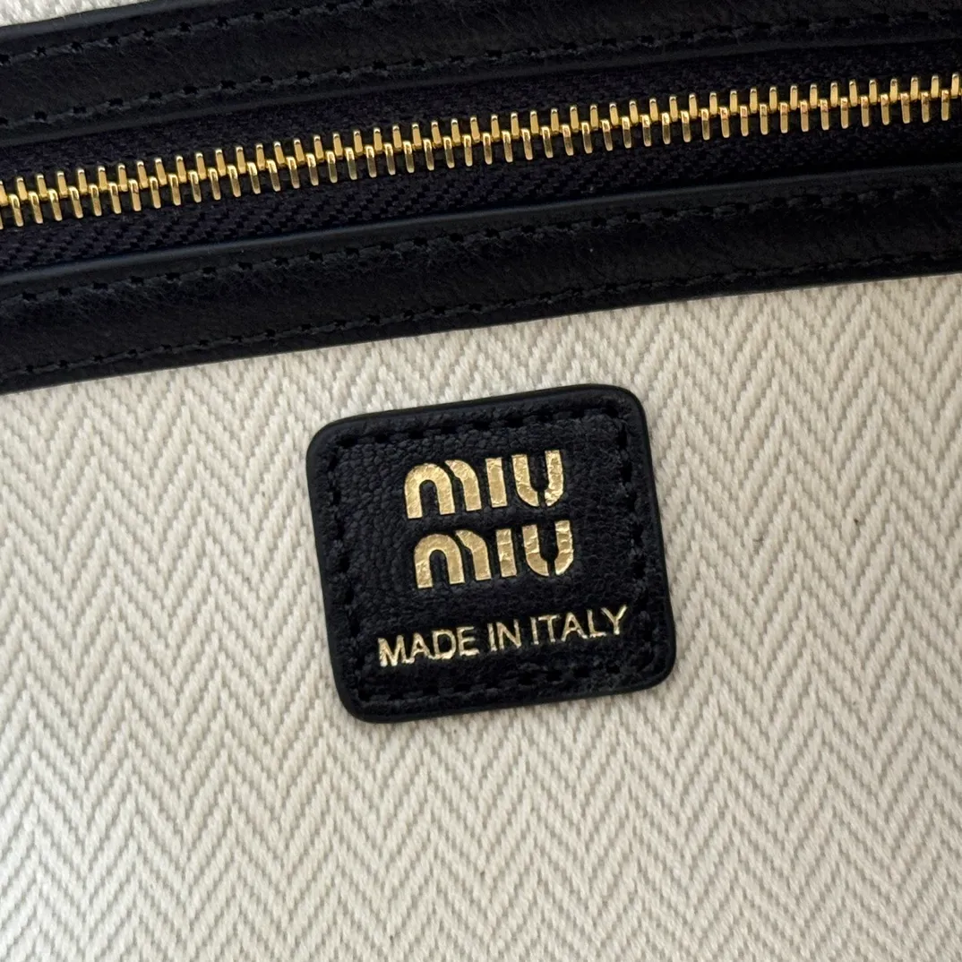p1700💋💋💋【Full set of equipped counters】Miu 25ss 5bc191 show model hits the street. It breaks the past leather and uses bubble pattern customization. It feels super soft and waxy. It is ultra-light and almost weightless. The shoulder straps are adjustable. Large capacity. Double zippers. Multiple shapes🉑changes. The whole bag is lazy and fashionable.. Size: 40-20-15
