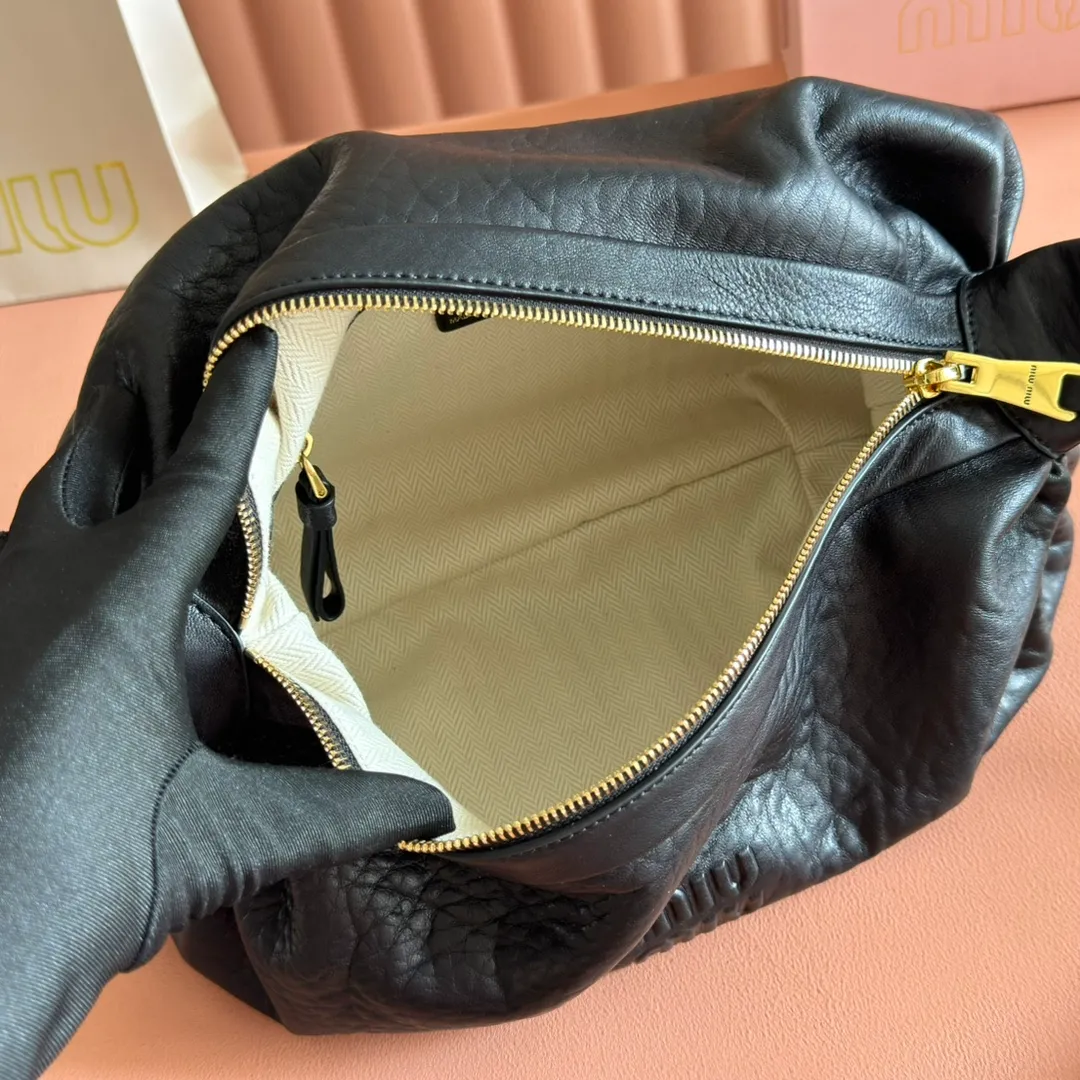 p1700💋💋💋【Full set of equipped counters】Miu 25ss 5bc191 show model hits the street. It breaks the past leather and uses bubble pattern customization. It feels super soft and waxy. It is ultra-light and almost weightless. The shoulder straps are adjustable. Large capacity. Double zippers. Multiple shapes🉑changes. The whole bag is lazy and fashionable.. Size: 40-20-15
