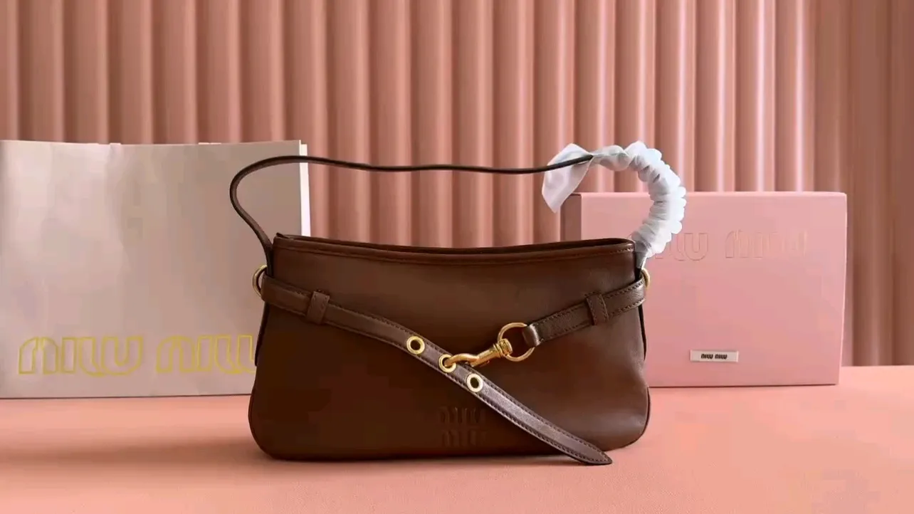 💋💋💋【New Product】Miu Home👉 MiuMiu new Aventure Nappa leather handbag, heather, brown, black/original leather shipped! 🐲Model: 5BC182. Combination short video