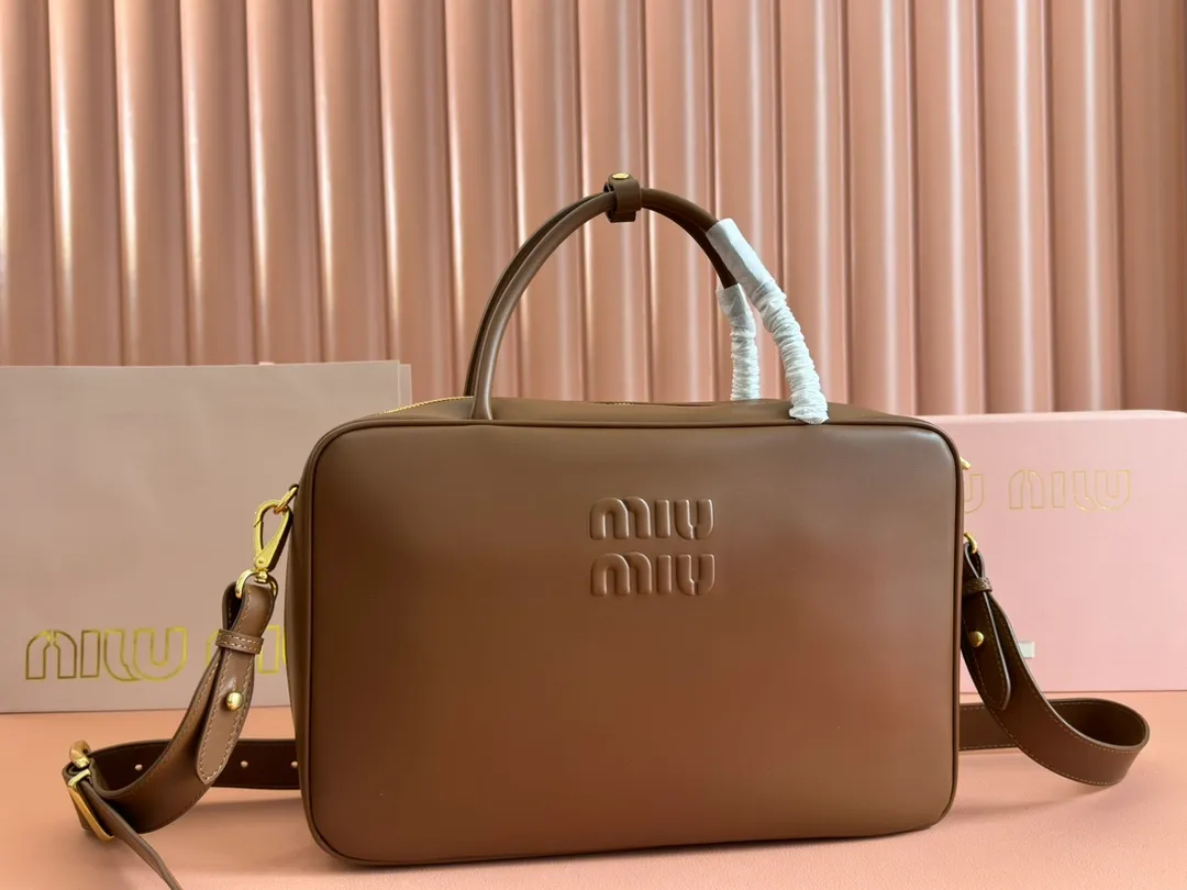 p2000. MIU's new product [original leather with counter packaging] Beau cow leather second generation handbag/with shoulder strap ~ brown [new version briefcase] 5bb117 This Beau handbag is made of soft and smooth cow leather, with exquisite details such as gold-plated hardware and accessories, and the embossed letter logo highlights the classic style. Size:W34×H23×D10cm