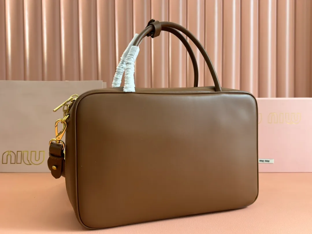 p2000. MIU's new product [original leather with counter packaging] Beau cow leather second generation handbag/with shoulder strap ~ brown [new version briefcase] 5bb117 This Beau handbag is made of soft and smooth cow leather, with exquisite details such as gold-plated hardware and accessories, and the embossed letter logo highlights the classic style. Size:W34×H23×D10cm