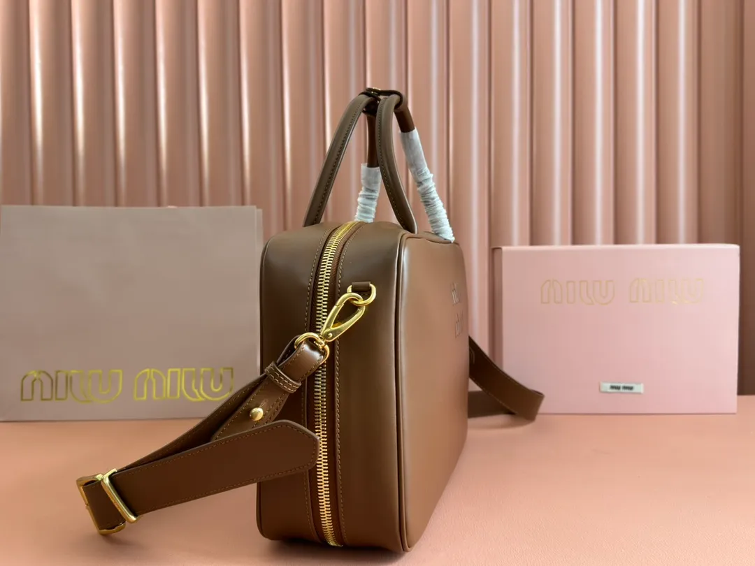 p2000. MIU's new product [original leather with counter packaging] Beau cow leather second generation handbag/with shoulder strap ~ brown [new version briefcase] 5bb117 This Beau handbag is made of soft and smooth cow leather, with exquisite details such as gold-plated hardware and accessories, and the embossed letter logo highlights the classic style. Size:W34×H23×D10cm