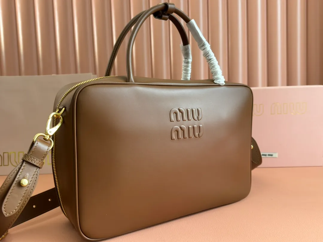 p2000. MIU's new product [original leather with counter packaging] Beau cow leather second generation handbag/with shoulder strap ~ brown [new version briefcase] 5bb117 This Beau handbag is made of soft and smooth cow leather, with exquisite details such as gold-plated hardware and accessories, and the embossed letter logo highlights the classic style. Size:W34×H23×D10cm