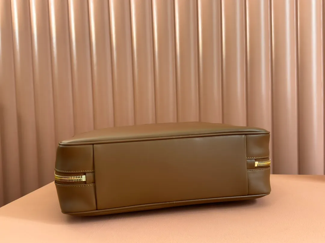 p2000. MIU's new product [original leather with counter packaging] Beau cow leather second generation handbag/with shoulder strap ~ brown [new version briefcase] 5bb117 This Beau handbag is made of soft and smooth cow leather, with exquisite details such as gold-plated hardware and accessories, and the embossed letter logo highlights the classic style. Size:W34×H23×D10cm