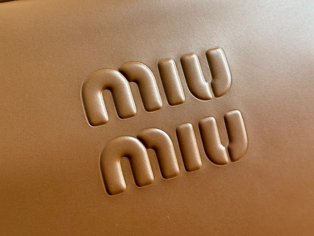 p2000. MIU's new product [original leather with counter packaging] Beau cow leather second generation handbag/with shoulder strap ~ brown [new version briefcase] 5bb117 This Beau handbag is made of soft and smooth cow leather, with exquisite details such as gold-plated hardware and accessories, and the embossed letter logo highlights the classic style. Size:W34×H23×D10cm