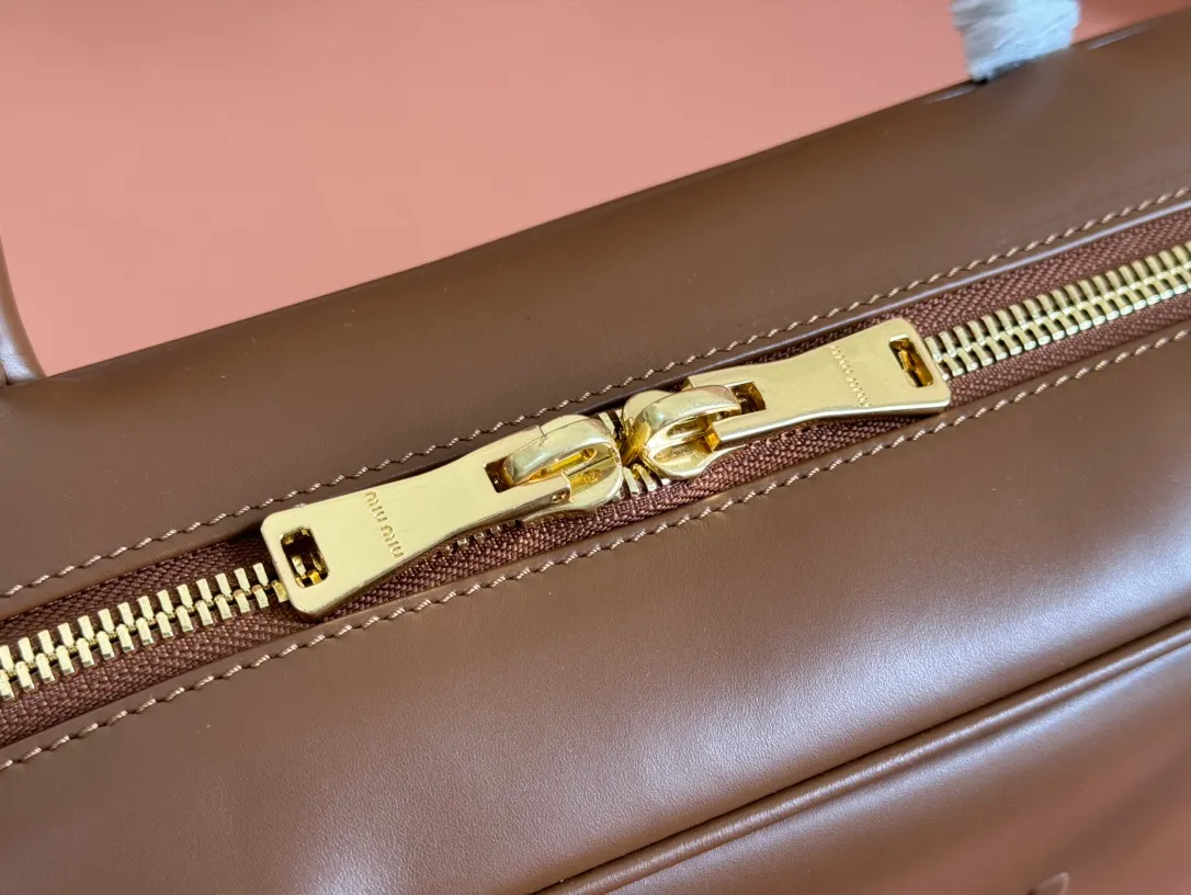 p2000. MIU's new product [original leather with counter packaging] Beau cow leather second generation handbag/with shoulder strap ~ brown [new version briefcase] 5bb117 This Beau handbag is made of soft and smooth cow leather, with exquisite details such as gold-plated hardware and accessories, and the embossed letter logo highlights the classic style. Size:W34×H23×D10cm