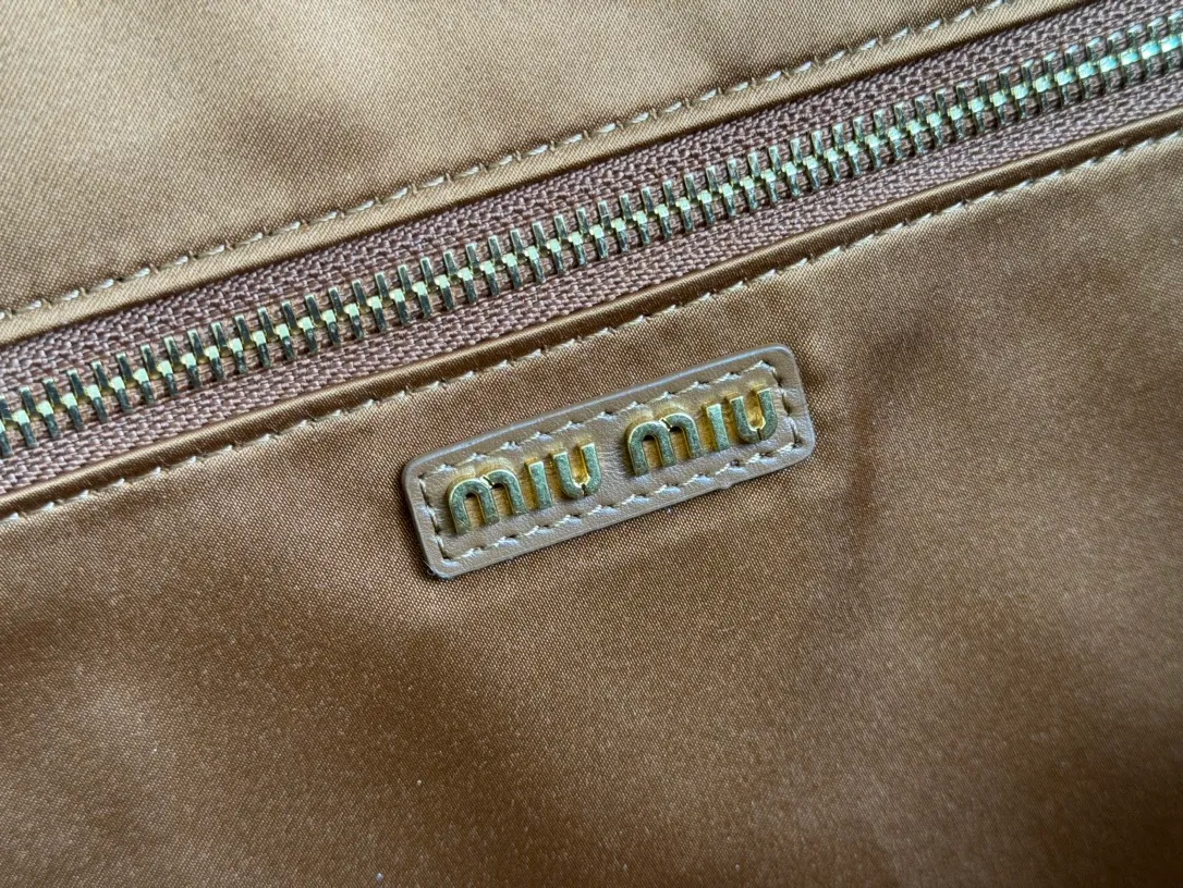 p2000. MIU's new product [original leather with counter packaging] Beau cow leather second generation handbag/with shoulder strap ~ brown [new version briefcase] 5bb117 This Beau handbag is made of soft and smooth cow leather, with exquisite details such as gold-plated hardware and accessories, and the embossed letter logo highlights the classic style. Size:W34×H23×D10cm