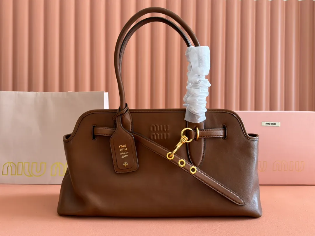 p2000💋💋💋【Full set of counter packaging】This sheepskin handbag is inspired by the brand's archive items. Its structure has been adjusted to become lighter and rejuvenate with a new personality, creating a classic bag with timeless charm. Decorated with an embossed letter logo for added brand recognition. Model: 5BG310 Size: W44×H22.5×D14.5cm Color: Brown/original leather. Made in Italy
