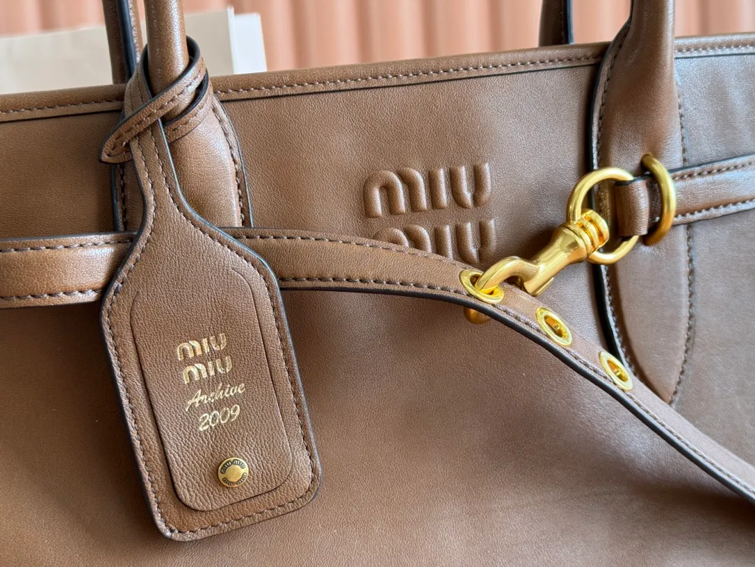 p2000💋💋💋【Full set of counter packaging】This sheepskin handbag is inspired by the brand's archive items. Its structure has been adjusted to become lighter and rejuvenate with a new personality, creating a classic bag with timeless charm. Decorated with an embossed letter logo for added brand recognition. Model: 5BG310 Size: W44×H22.5×D14.5cm Color: Brown/original leather. Made in Italy