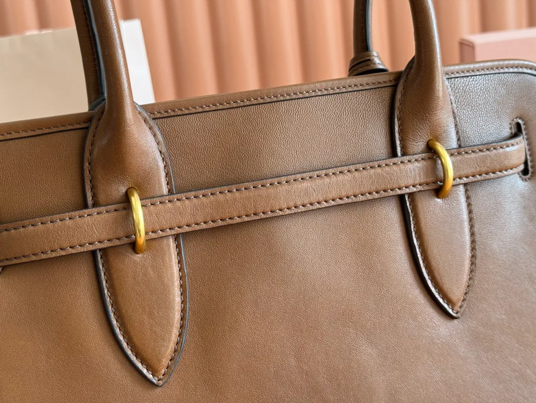 p2000💋💋💋【Full set of counter packaging】This sheepskin handbag is inspired by the brand's archive items. Its structure has been adjusted to become lighter and rejuvenate with a new personality, creating a classic bag with timeless charm. Decorated with an embossed letter logo for added brand recognition. Model: 5BG310 Size: W44×H22.5×D14.5cm Color: Brown/original leather. Made in Italy