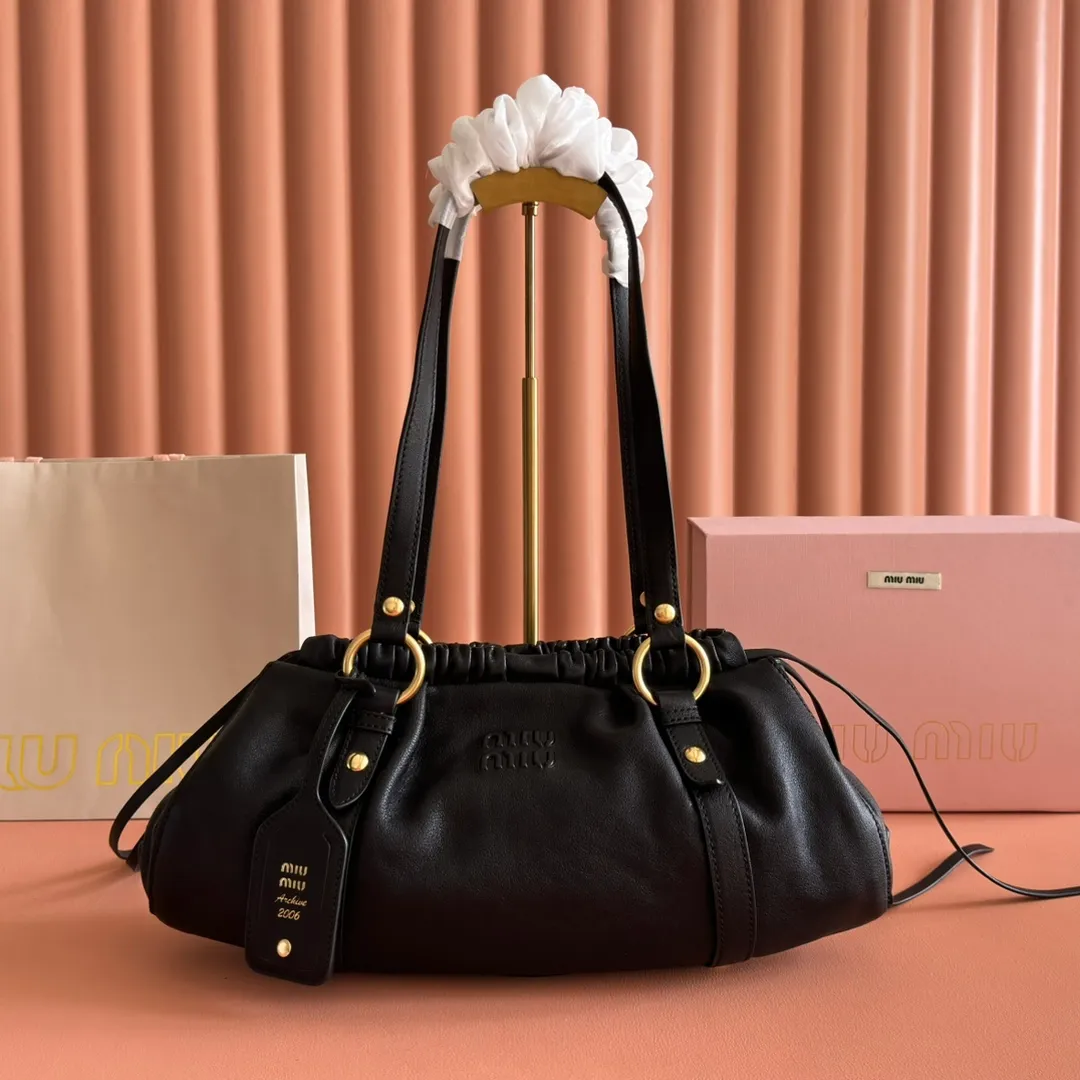p2000💋💋💋[Full set of premium hardware original leather counter packaging] Joke Nappa sheep leather handbag/shoulder bag ~ black The new Joie is made of Nappa sheep leather and decorated with exquisite pendants and letter logos to increase brand recognition. Size: W44×H16×D10.5cm No.: 5BG289