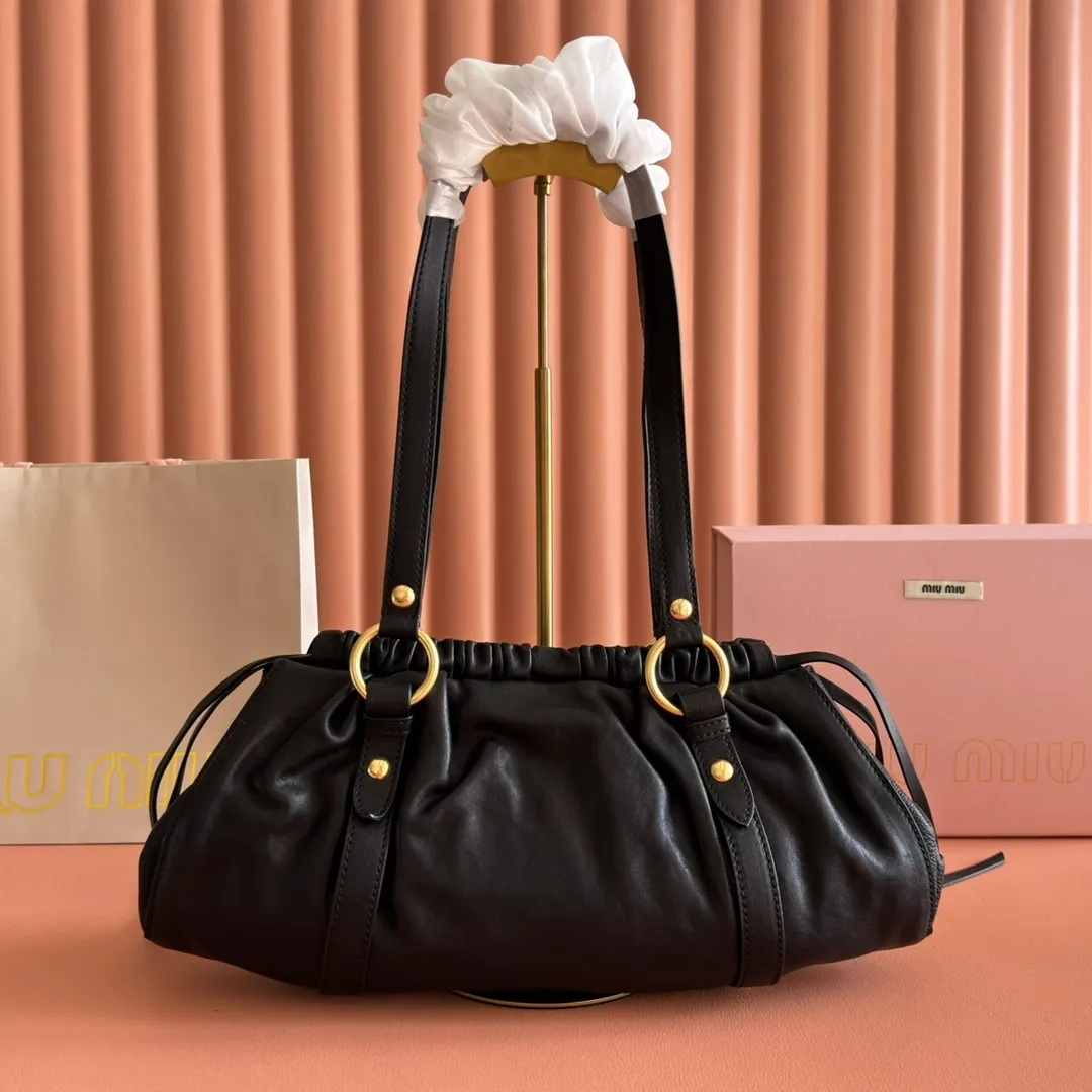 p2000💋💋💋[Full set of premium hardware original leather counter packaging] Joke Nappa sheep leather handbag/shoulder bag ~ black The new Joie is made of Nappa sheep leather and decorated with exquisite pendants and letter logos to increase brand recognition. Size: W44×H16×D10.5cm No.: 5BG289