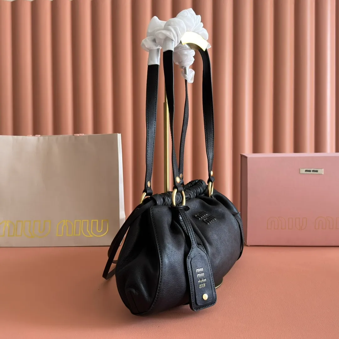 p2000💋💋💋[Full set of premium hardware original leather counter packaging] Joke Nappa sheep leather handbag/shoulder bag ~ black The new Joie is made of Nappa sheep leather and decorated with exquisite pendants and letter logos to increase brand recognition. Size: W44×H16×D10.5cm No.: 5BG289