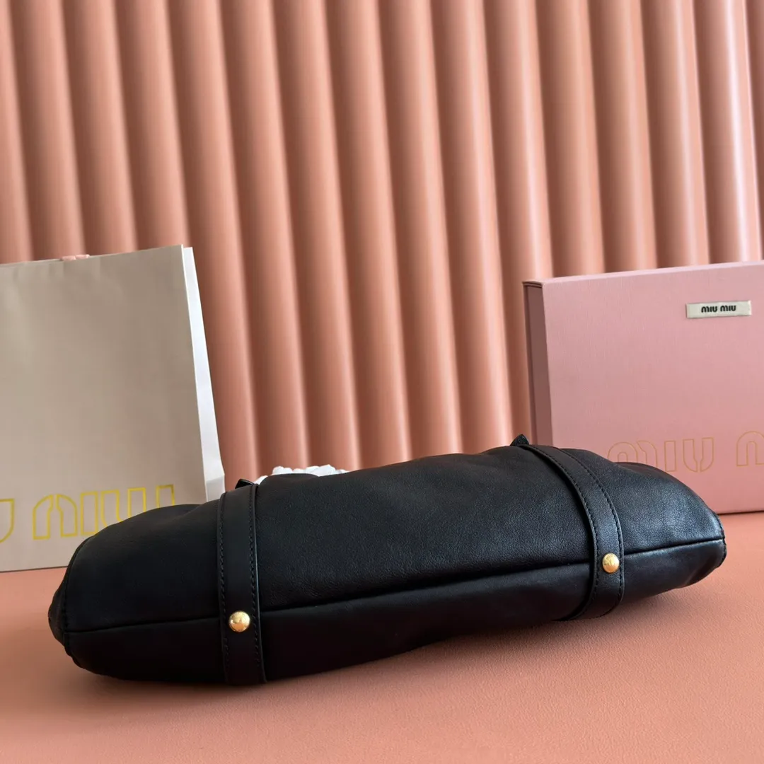 p2000💋💋💋[Full set of premium hardware original leather counter packaging] Joke Nappa sheep leather handbag/shoulder bag ~ black The new Joie is made of Nappa sheep leather and decorated with exquisite pendants and letter logos to increase brand recognition. Size: W44×H16×D10.5cm No.: 5BG289
