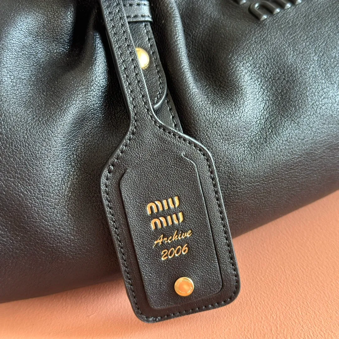p2000💋💋💋[Full set of premium hardware original leather counter packaging] Joke Nappa sheep leather handbag/shoulder bag ~ black The new Joie is made of Nappa sheep leather and decorated with exquisite pendants and letter logos to increase brand recognition. Size: W44×H16×D10.5cm No.: 5BG289