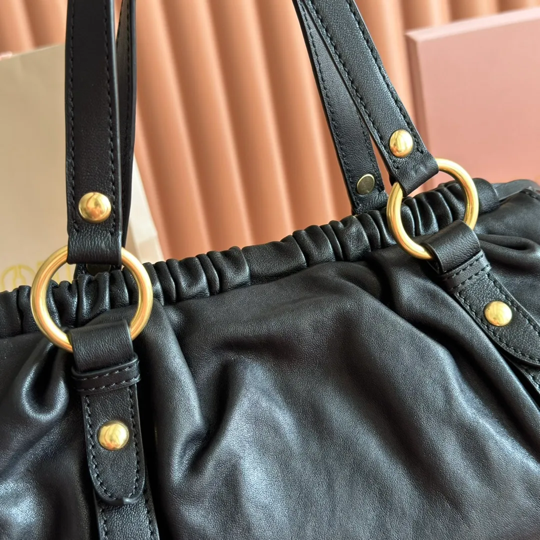 p2000💋💋💋[Full set of premium hardware original leather counter packaging] Joke Nappa sheep leather handbag/shoulder bag ~ black The new Joie is made of Nappa sheep leather and decorated with exquisite pendants and letter logos to increase brand recognition. Size: W44×H16×D10.5cm No.: 5BG289