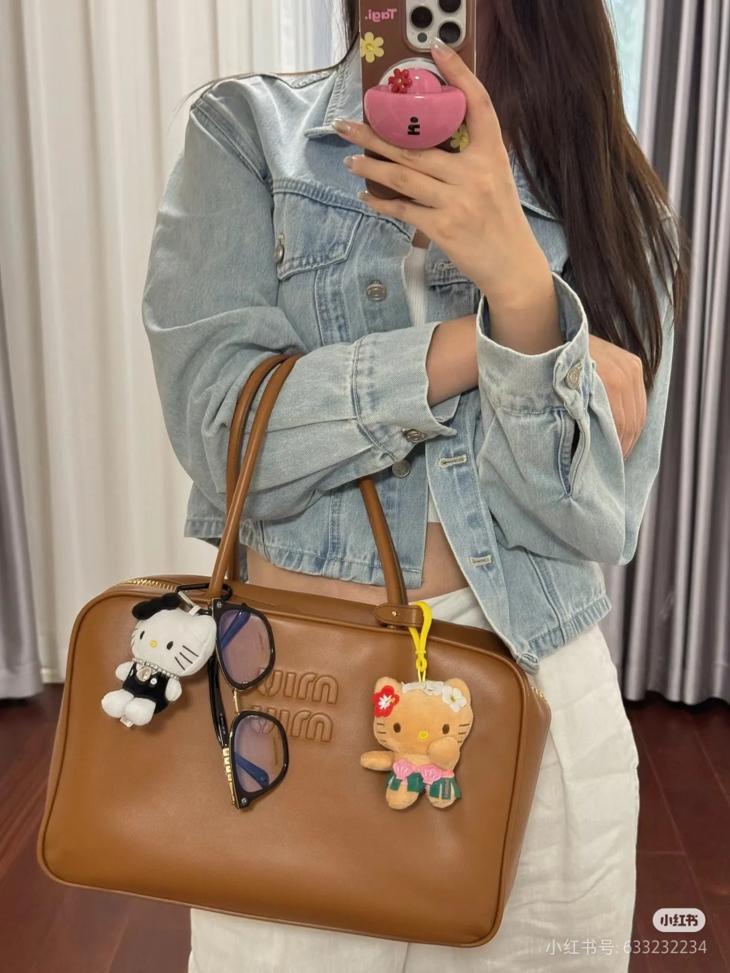 p1900. MIU's new product [Original leather with counter packaging] Beau cow leather handbag/shoulder bag ~ Cognac color [New version briefcase] This Beau handbag is made of soft and smooth cow leather, with exquisite details such as gold-plated hardware and accessories, and the embossed letter logo highlights the classic style. Size:W34×H23×D10cm