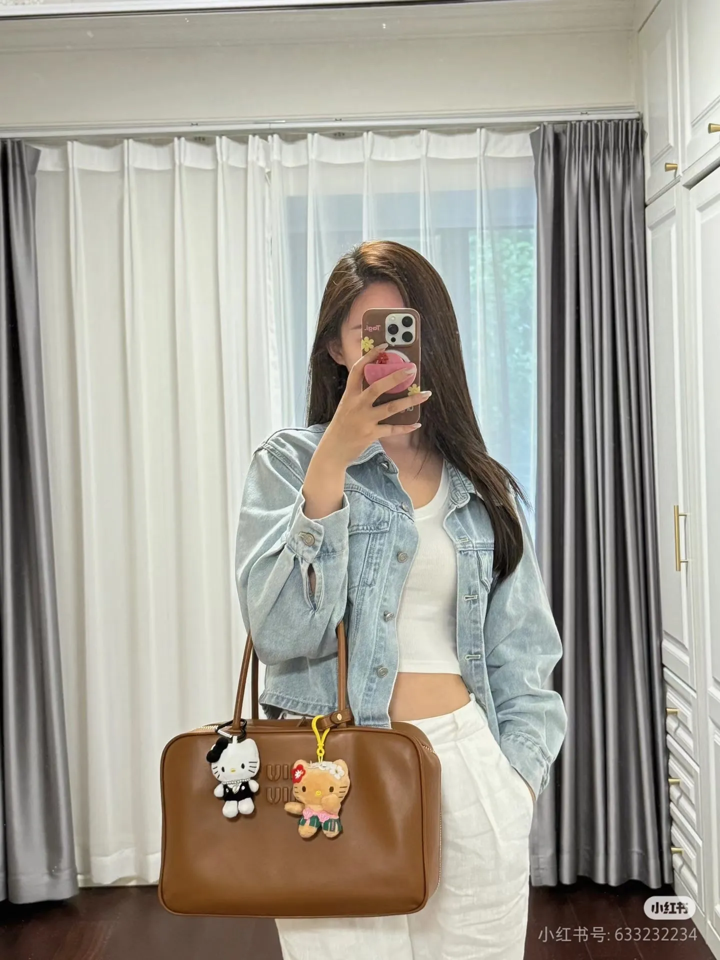 p1900. MIU's new product [Original leather with counter packaging] Beau cow leather handbag/shoulder bag ~ Cognac color [New version briefcase] This Beau handbag is made of soft and smooth cow leather, with exquisite details such as gold-plated hardware and accessories, and the embossed letter logo highlights the classic style. Size:W34×H23×D10cm