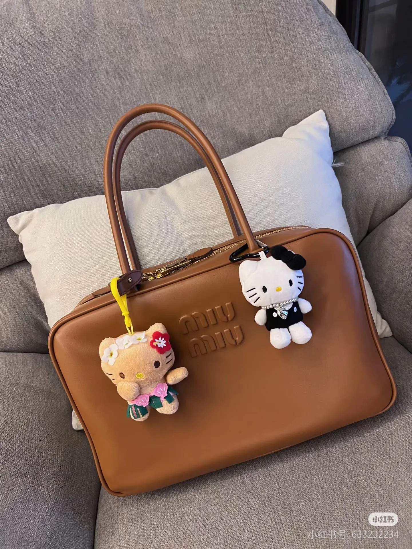p1900. MIU's new product [Original leather with counter packaging] Beau cow leather handbag/shoulder bag ~ Cognac color [New version briefcase] This Beau handbag is made of soft and smooth cow leather, with exquisite details such as gold-plated hardware and accessories, and the embossed letter logo highlights the classic style. Size:W34×H23×D10cm