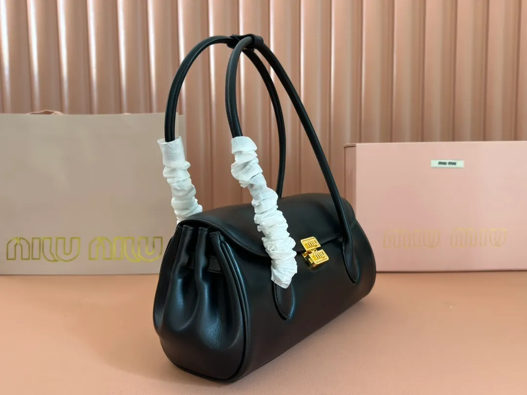 p1800💋💋💋【Original leather configuration counter packaging】MIU's new 24ss autumn and winter baguette bag. The baguette design style leads the new trend, full of "girly feelings" and revolves around the bookish style. The uninhibited and wine-loving lady style has a casual attitude towards life, showing the uniqueness of the exclusive miumiu girl. The one that is not too big or too small can be sweet, spicy or handsome. The capacity can also meet the daily needs of going out. It is beautiful and practical. It’s hard not to love it Model number: 5bd265 Size: Base length 28x base 11x height 15cm