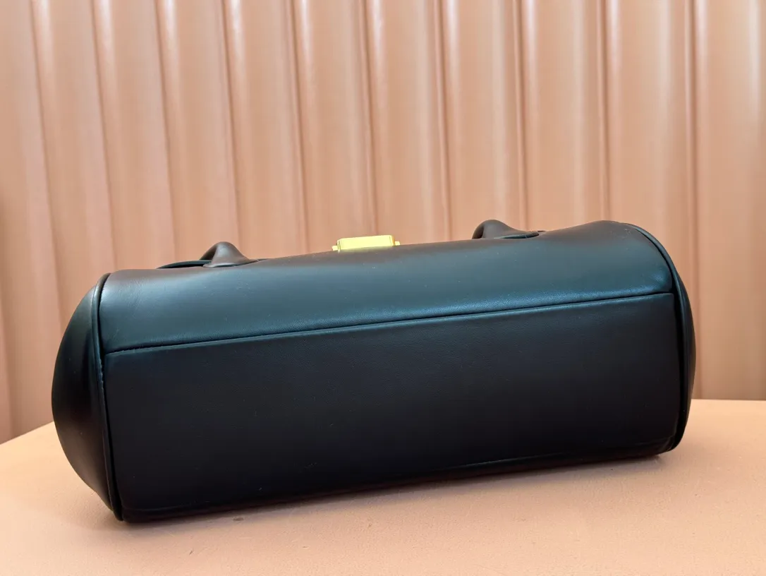 p1800💋💋💋【Original leather configuration counter packaging】MIU's new 24ss autumn and winter baguette bag. The baguette design style leads the new trend, full of "girly feelings" and revolves around the bookish style. The uninhibited and wine-loving lady style has a casual attitude towards life, showing the uniqueness of the exclusive miumiu girl. The one that is not too big or too small can be sweet, spicy or handsome. The capacity can also meet the daily needs of going out. It is beautiful and practical. It’s hard not to love it Model number: 5bd265 Size: Base length 28x base 11x height 15cm