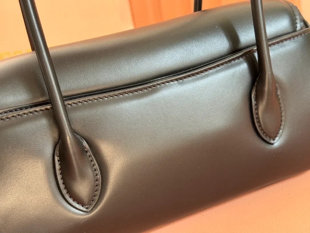 p1800💋💋💋【Original leather configuration counter packaging】MIU's new 24ss autumn and winter baguette bag. The baguette design style leads the new trend, full of "girly feelings" and revolves around the bookish style. The uninhibited and wine-loving lady style has a casual attitude towards life, showing the uniqueness of the exclusive miumiu girl. The one that is not too big or too small can be sweet, spicy or handsome. The capacity can also meet the daily needs of going out. It is beautiful and practical. It’s hard not to love it Model number: 5bd265 Size: Base length 28x base 11x height 15cm